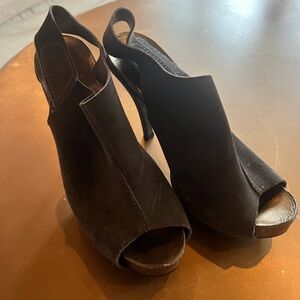 Pedro Garcia Brown Suede Heels in Excellent, barely worn, condition. Size 39.5